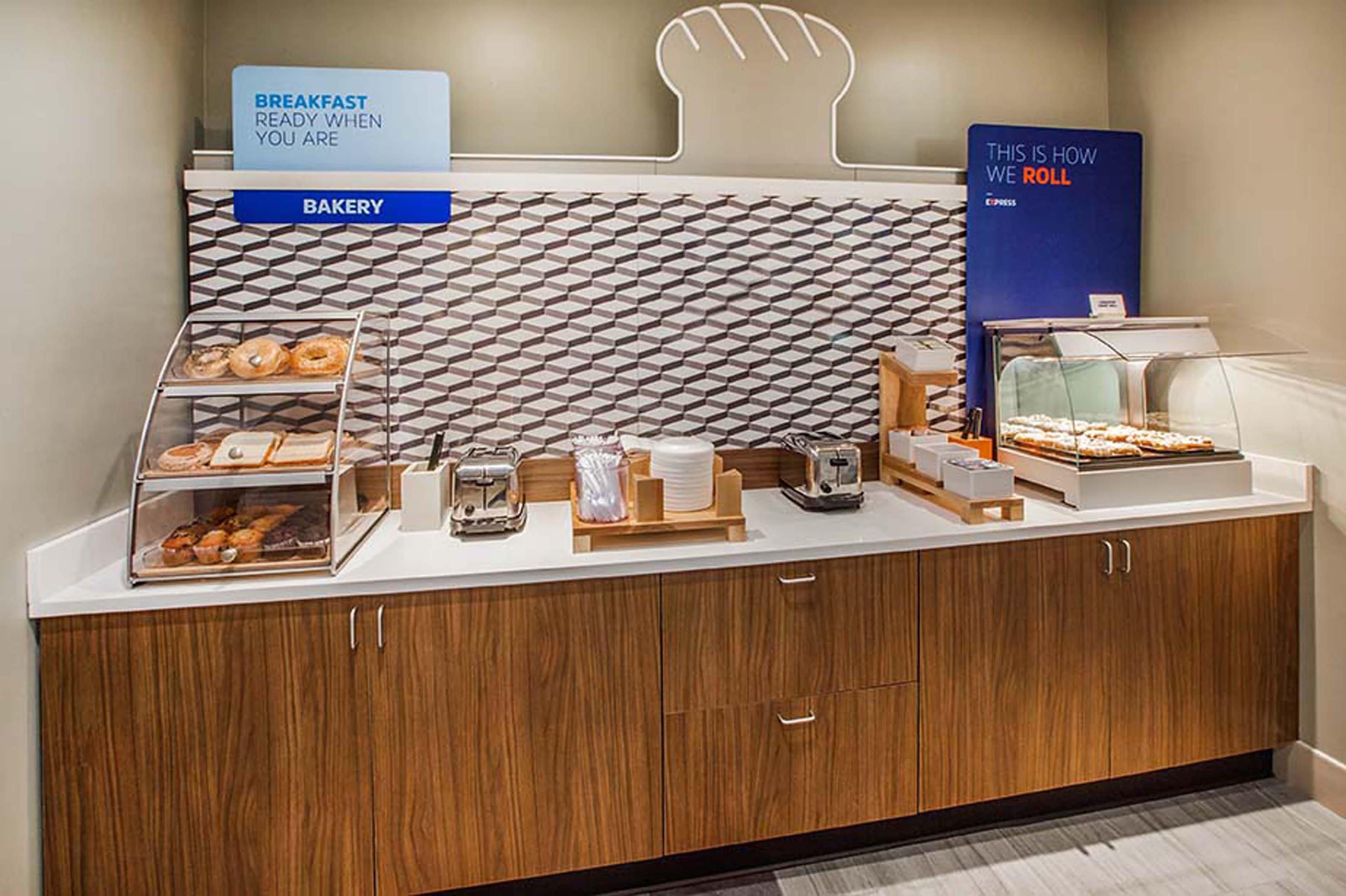 Holiday Inn Express Brentwood-South Cool Springs By Ihg Exterior photo